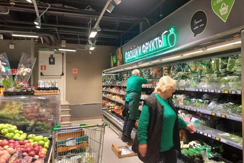 MOSCÚ (RUSIA), 14/02/2026.- Una visita al supermercado se ha convertido en las últimas semanas en una pesadilla para los rusos. Los precios no han dejado de subir en los últimos cuatro años de guerra, pero desde que comenzó el año el coste de algunos productos básicos se ha vuelto prohibitivo para el ciudadano medio. EFE/Ignacio Ortega
