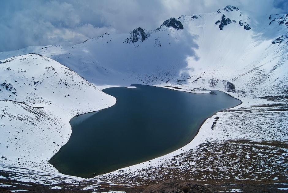 Una de las lagunas del volcán Nevado de Toluca, en México, en invierno