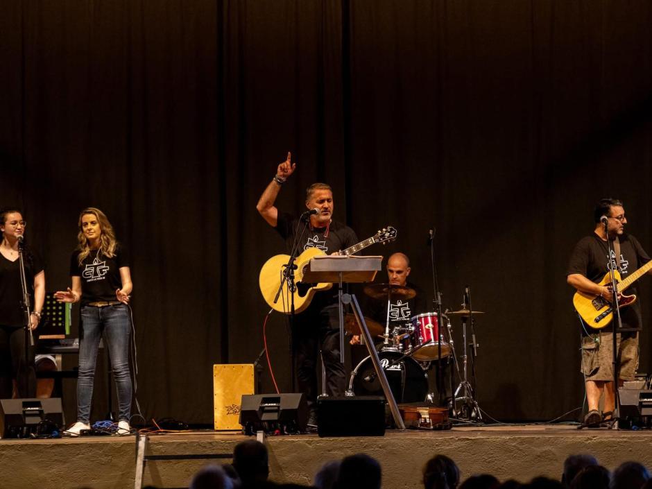 Joan Àguila (centro), durante un concierto de Canta la Teva Fe
