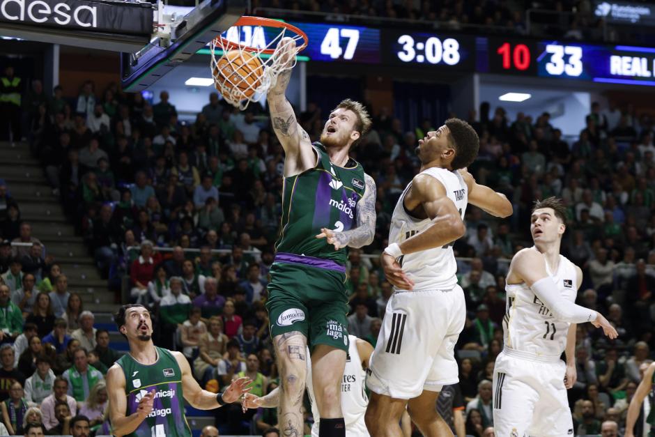 El pívot polaco del Unicaja Olek Balcerowski machaca la canasta ante Edy Tavares