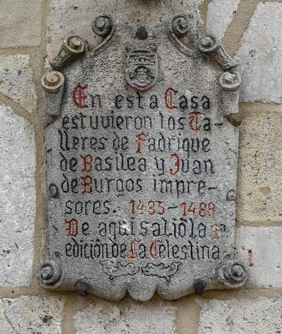 Placa que recuerda la ubicación de la imprenta de la 1ª edición de La Celestina