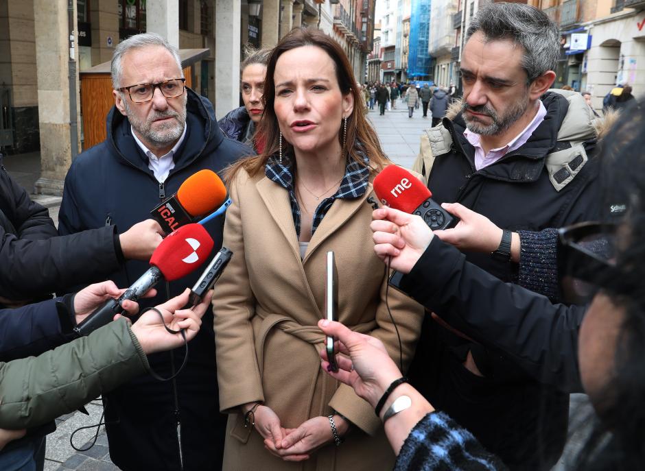 La portavoz nacional de Vox de Agenda España, Isabel Pérez, acompañada por el candidato a las Cortes de Castilla y León por Palencia, David Hierro, y de Carlos Pollán