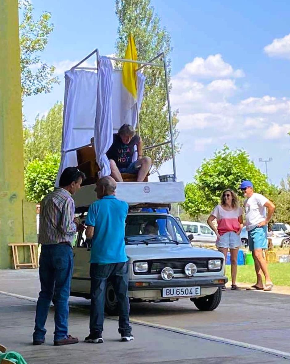 El 'papamóvil' que usó Martínez, con la bandera vaticana