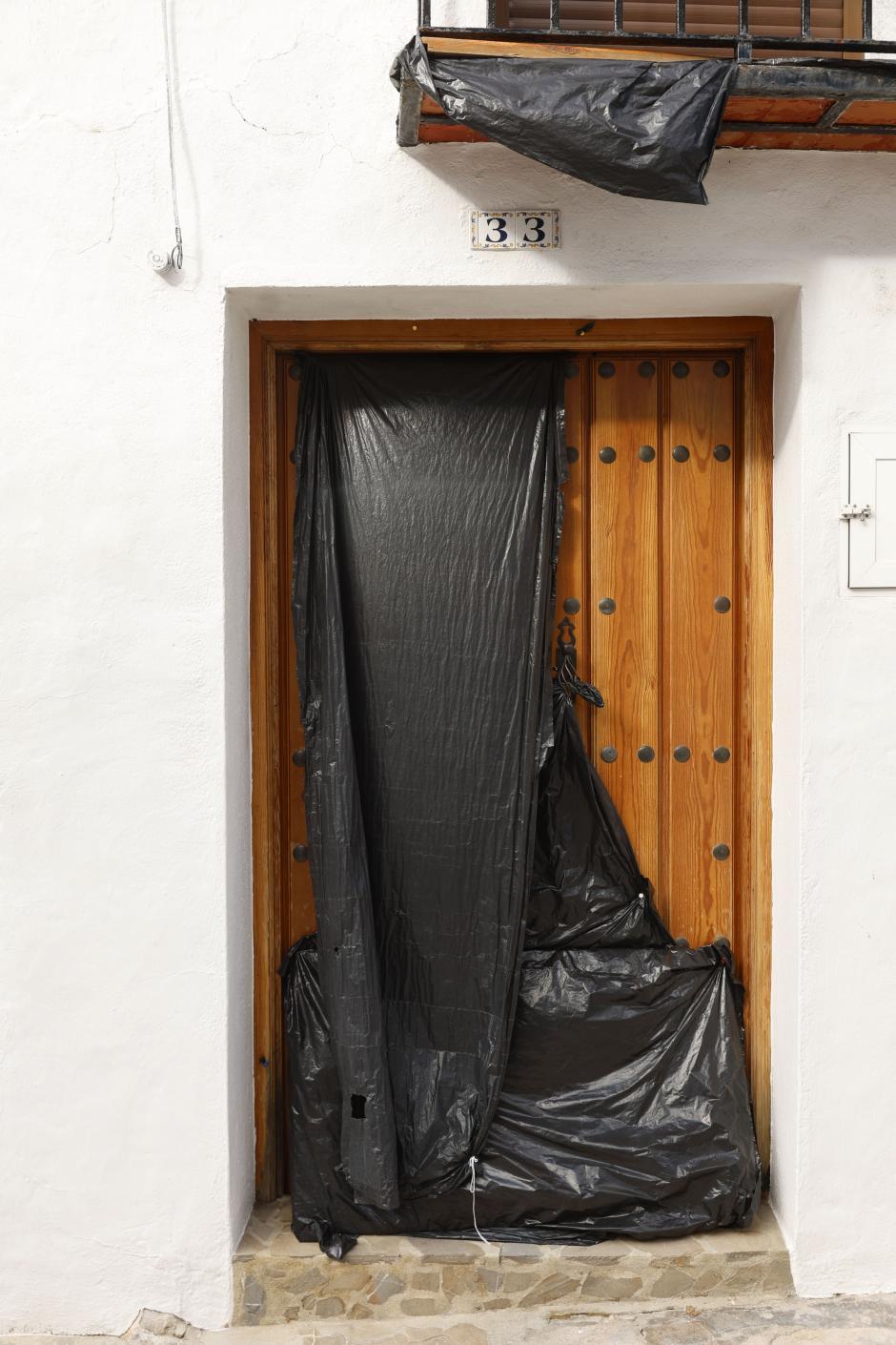 GRAZALEMA (CÁDIZ), 16/02/2026.- Entrada de una vivienda de Grazalema. Un primer grupo de vecinos desalojados hace 11 días por el temporal en Grazalema (Cádiz) ha podido volver a sus hogares a partir de las 16:05 horas de este lunes, cuando la Guardia Civil ha permitido el acceso a una treintena de vehículos al municipio. EFE/ Jorge Zapata