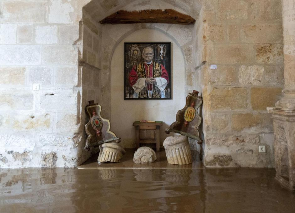 Una foto del Papa sobre el nivel del agua que ha inundado un monasterio burgalés del siglo XII