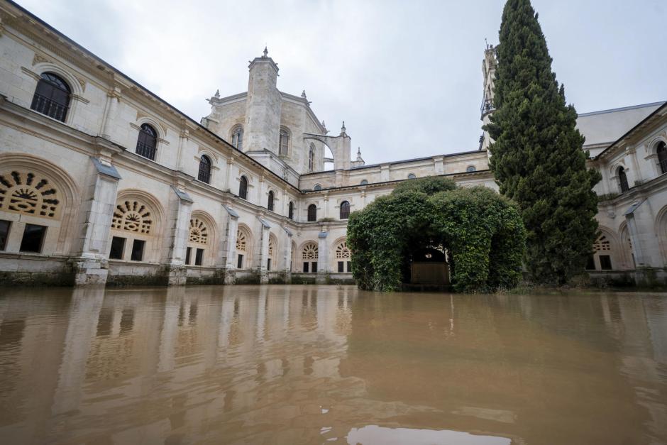 El agua del Duero entra en el Monasterio de Santa María de la Vid, en Burgos