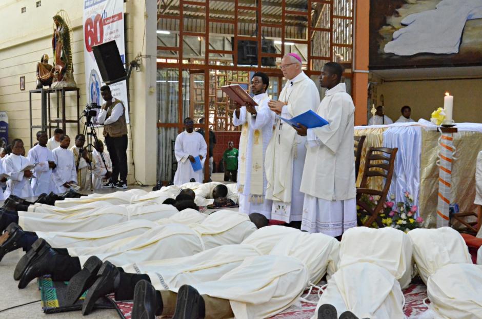Monseñor Hubertus van Megen, nuncio en Kenia, durante la ordenación