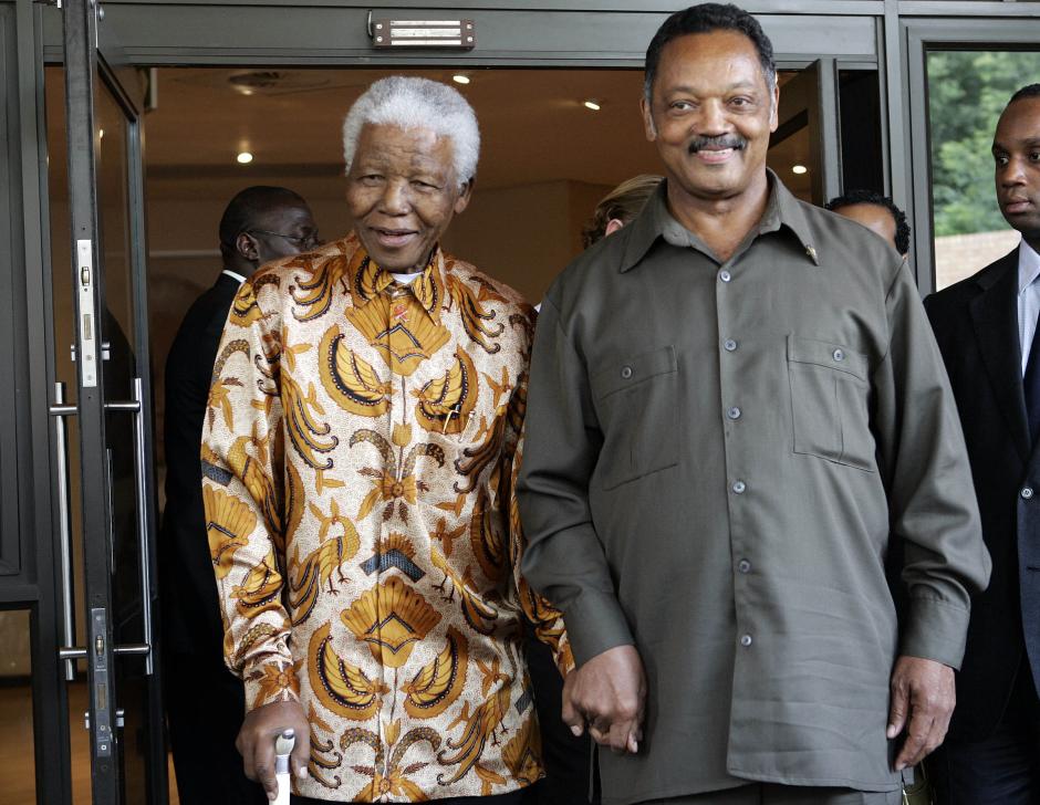 El expresidente de Sudáfrica y premio Nobel de la paz Nelson Mandela junto a Jesse Jackson