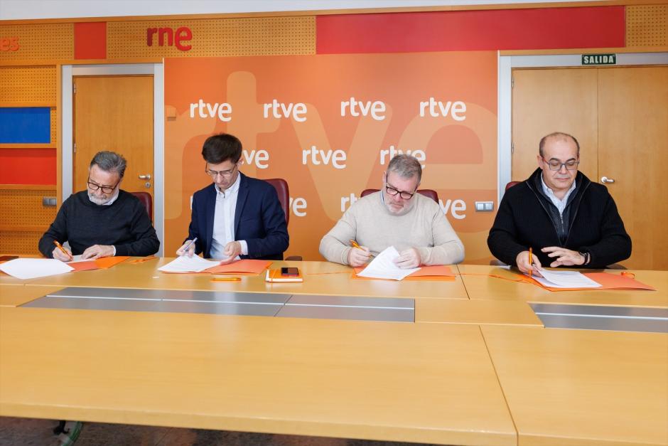 Imagen tomada este lunes de José Pablo López (segundo por la izquierda) y los representantes sindicales de RTVE firmando el acuerdo