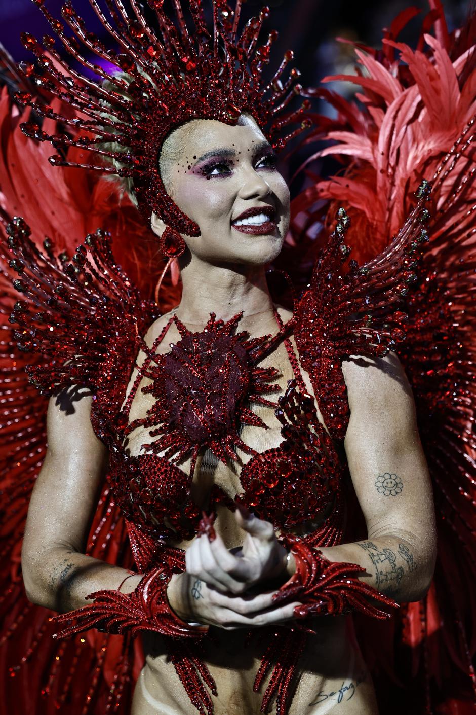 AME6378. RÍO DE JANEIRO (BRASIL), 17/02/2026.- Virginia Fonseca participa en el desfile del grupo de samba Acadêmicos do Grande Rio en el sambódromo este martes, durante el tercer día del Carnaval de Río de Janeiro (Brasil). La influencer Virginia Fonseca, novia del atacante del Real Madrid Vinícius Junior, debutó como reina de orquesta de Grande Río, una de las escuelas de samba del carnaval de Río de Janeiro, y se sumó a la lista de celebridades coronadas pese a carecer de vínculos con el mundo del samba. EFE/ Andre Coelho