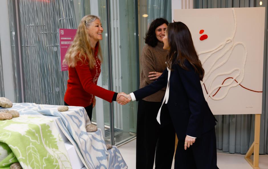 Doña Letizia saluda a miembros del proyecto que aspira a recuperar la industria lanar