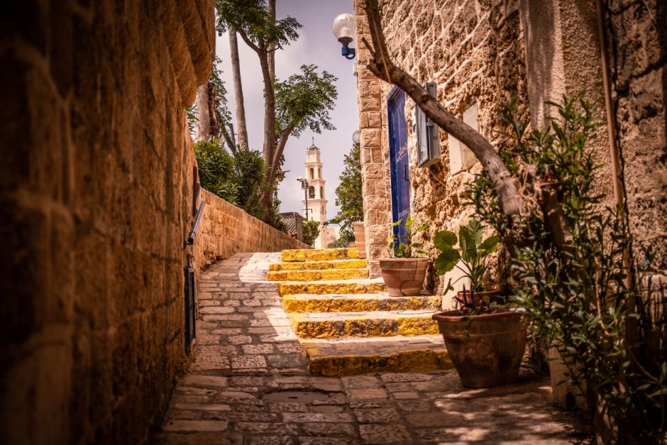 glesia de San Pedro en Jaffa vista desde un antiguo callejón de la ciudad vieja