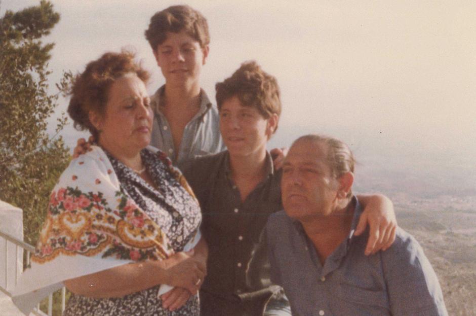 Emiliano García-Page con su hermano y sus padres