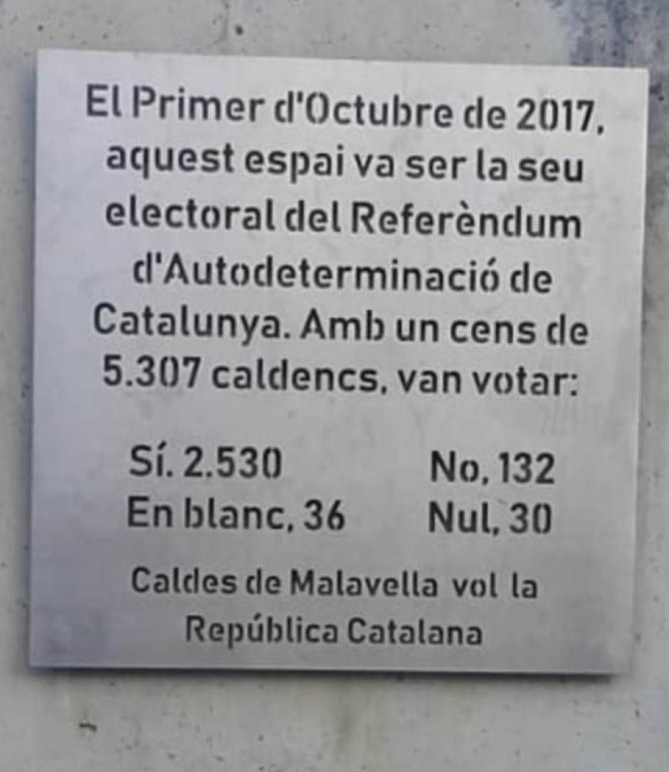 La placa en el centro escolar reivindicando "la República Catalana"