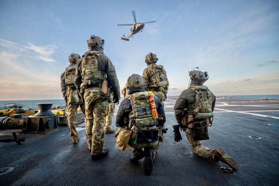 Militares españoles esperando la extracción en cubierta de barco