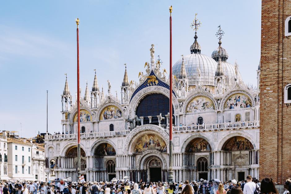Turistas en Venecia frente a la Basílica de San Marcos
