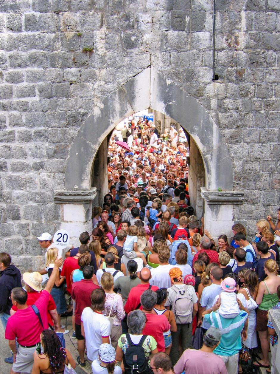 Aglomeración de turistas en las puertas del casco antiguo de Dubrovnik