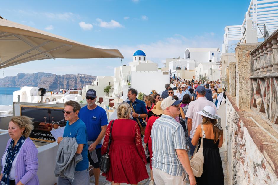 Los turistas abarrotan las estrechas callejuelas de la popular isla griega de Santorini