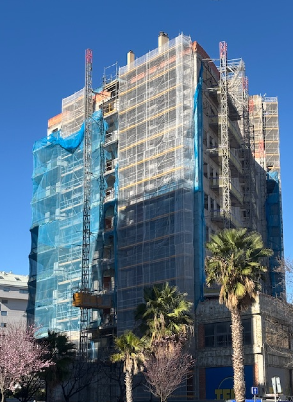 Imagen tomada este jueves de las obras en una parte del edificio incendiado en Campanar el 22 de febrero de 2024