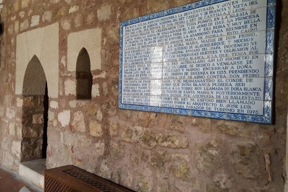 Placa junto a la celda del castillo de Sigüenza que ocupó la joven Blanca de Borbón