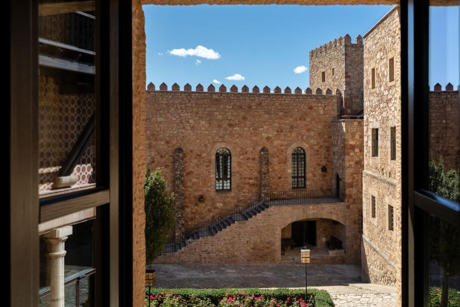Interior del Parador de Sigüenza visto desde una ventana