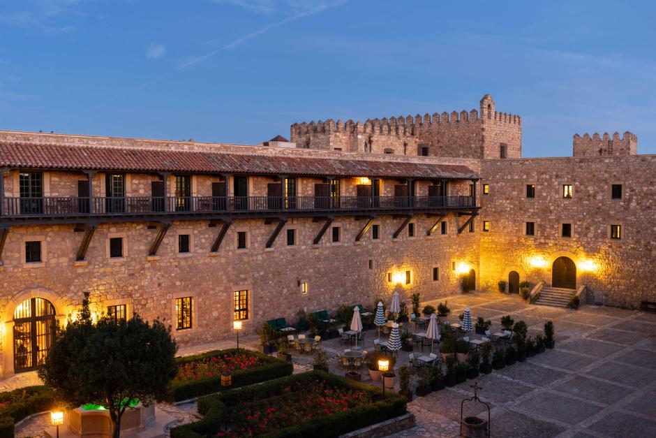 Interior iluminado de este magnífico Parador en un castillo medieval