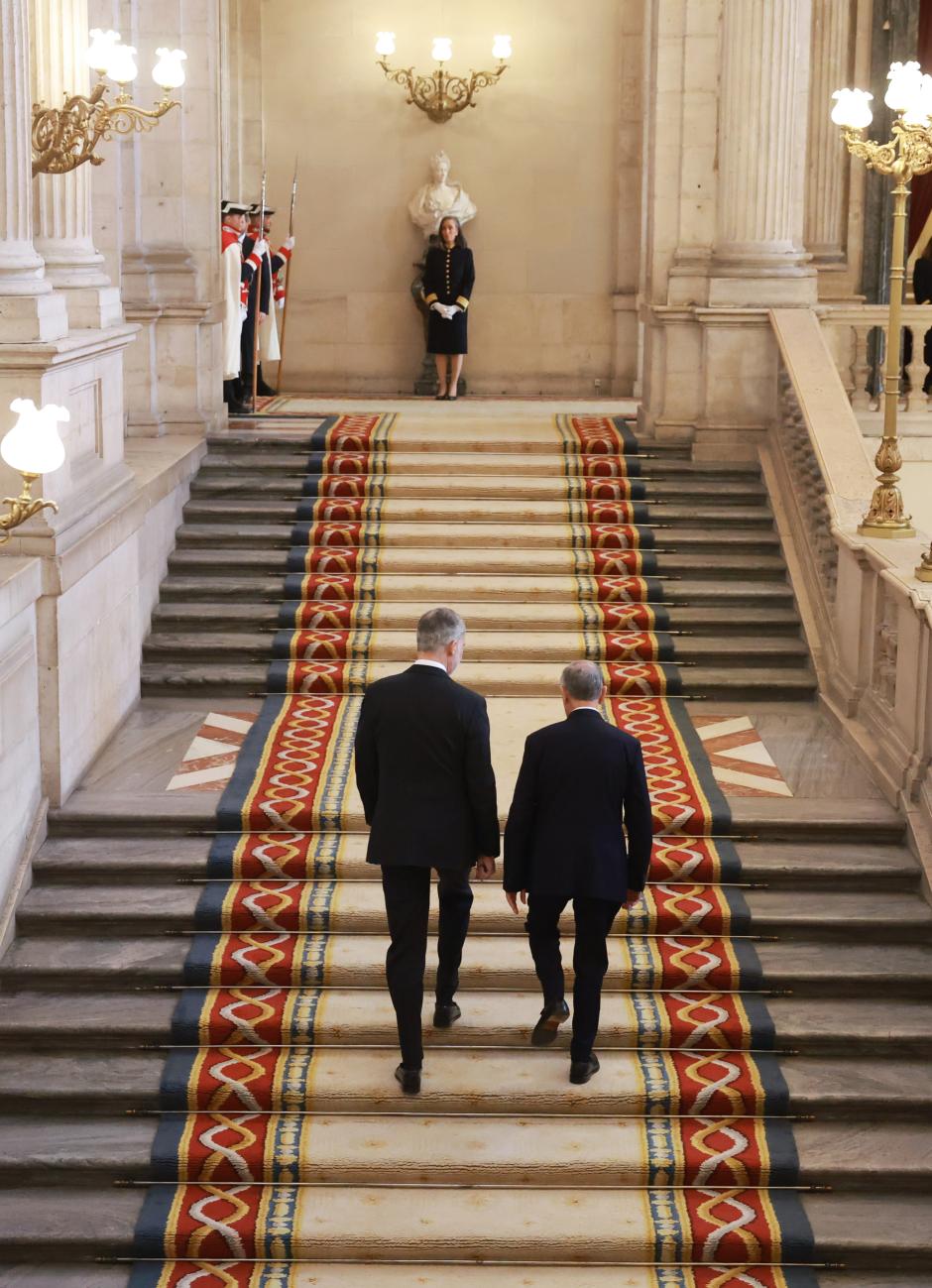 Don Felipe y Marcelo Rebelo de Sousa suben la escalera del Palacio Real