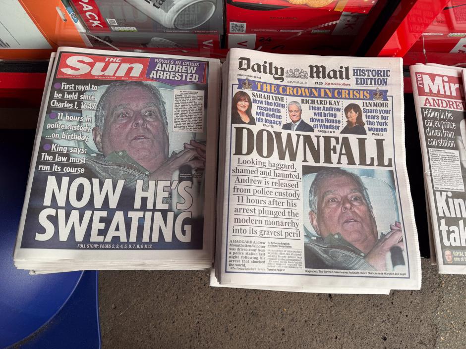 Portadas de periódicos con una foto de Andrés Mountbatten-Windsor, saliendo de una comisaría en Norfolk anoche tras su arresto por la Policía de Thames Valley