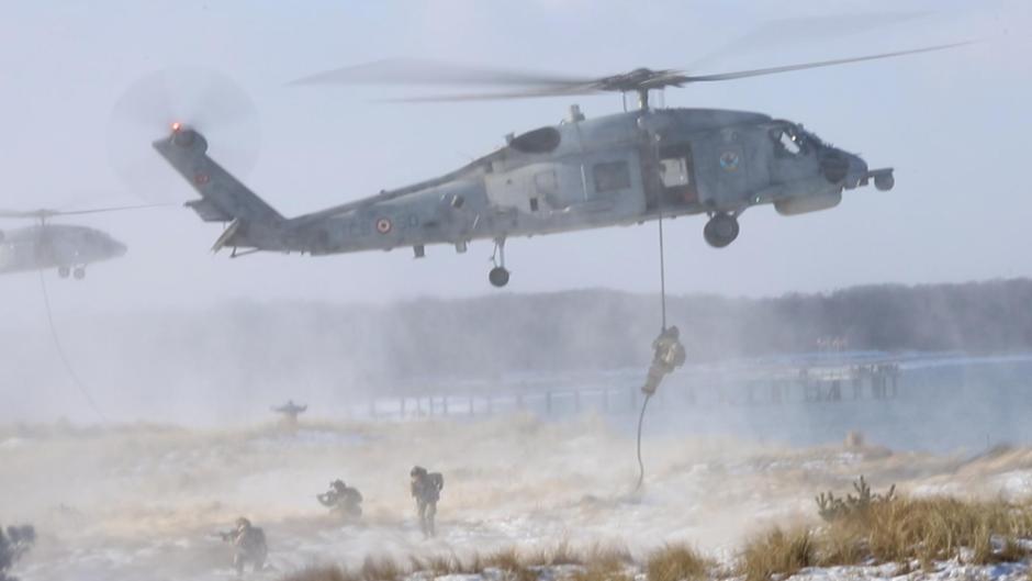 Ejercicio de fast rope en el área militar de instrucción de Putlos