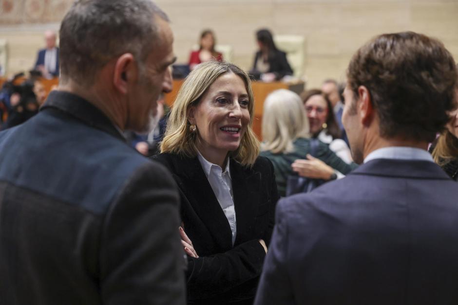 La presidenta extremeña en funciones, María Guardiola, antes del inicio del pleno de la Asamblea regional