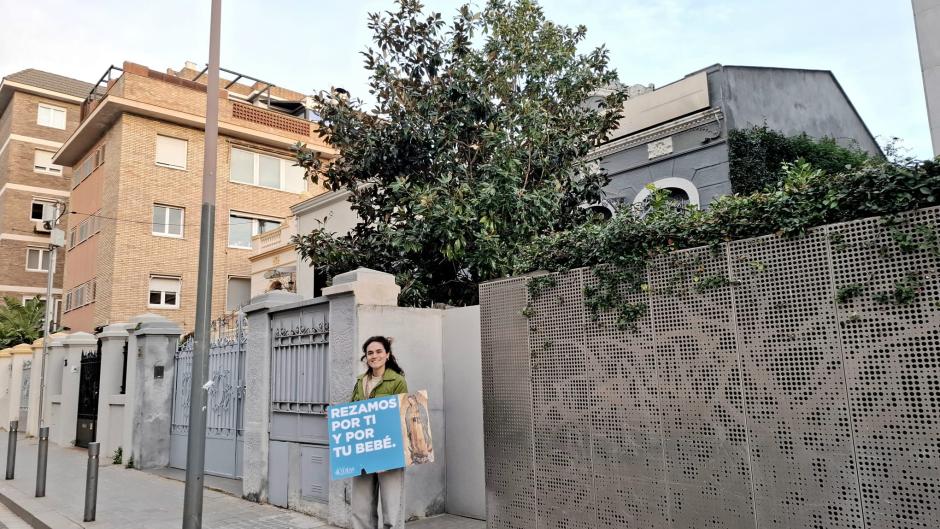 María Ochoteco, frente al abortorio de la calle Dalmases, en Barcelona