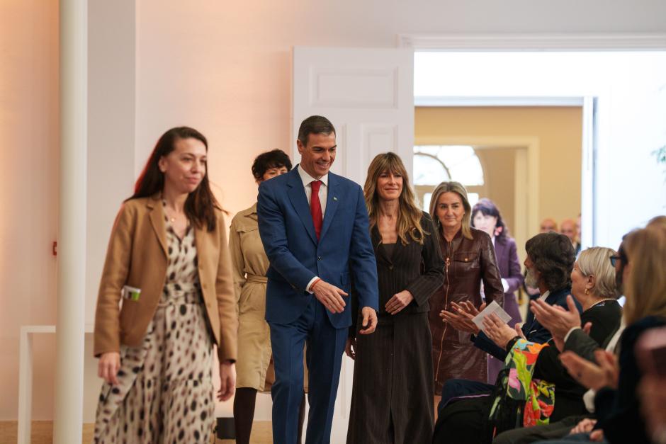 El presidente del Gobierno, Pedro Sánchez (2i) y la mujer del presidente del Gobierno, Begoña Gómez (c), durante el acto de homenaje al pueblo gitano con motivo del 600 aniversario de su llegada a España, en el Complejo de la Moncloa, a 21 de febrero de 2026, en Madrid (España). El acto, titulado ‘GELEM, GELEM’, ha reunido a personalidades de la cultura, la política, la universidad y la acción social para reivindicar la lucha por la igualdad de derechos del pueblo gitano y su riqueza cultural.

Matias Chiofalo / Europa Press
21/2/2026