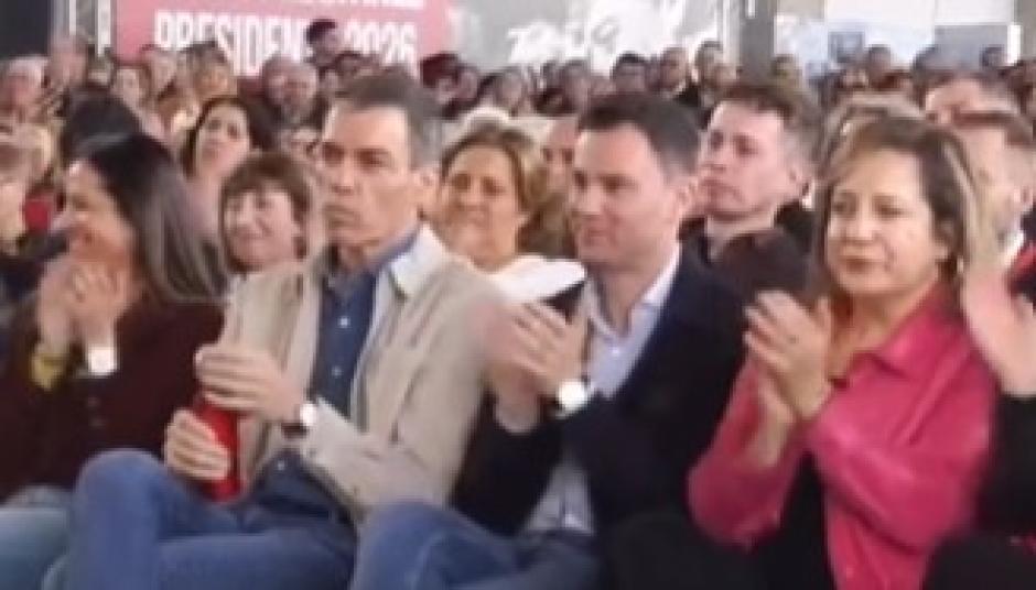 Pedro Sánchez sentado, este domingo en un mitin en Ponferrada, delante de Mario Rivas, imputado por tráfico de influencias