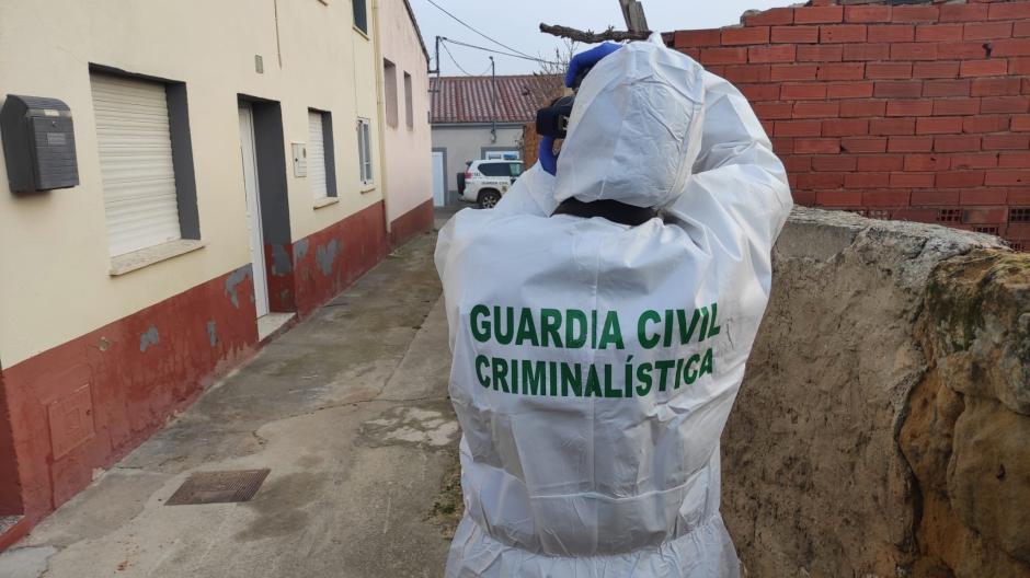 Un agente de Criminalística de la Guardia Civil, este domingo, en Zamora