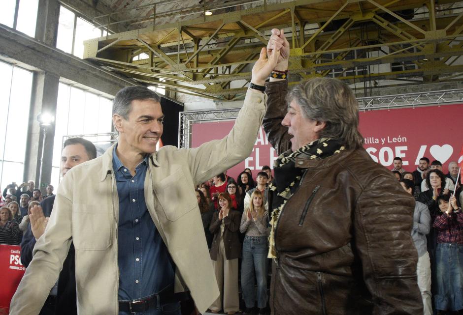 El presidente del Gobierno, Pedro Sánchez, y el candidato Partido Socialista a la Presidencia de la Junta de Castilla y León, Carlos Martínez
