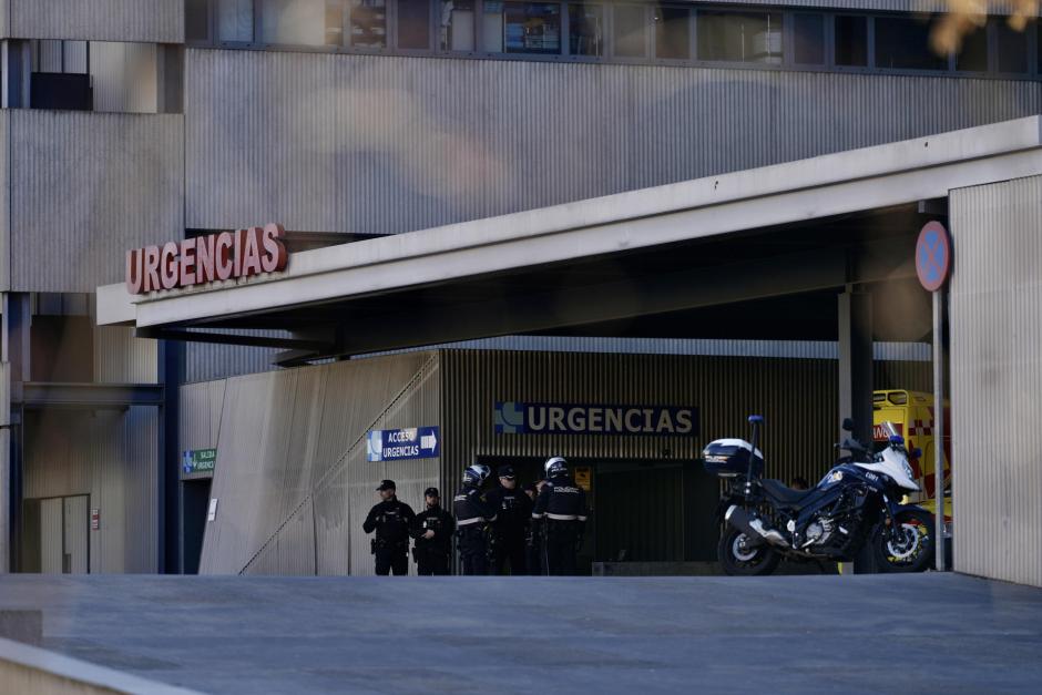 Policías, a las puertas del Hospital Clínico de Valladolid, este viernes