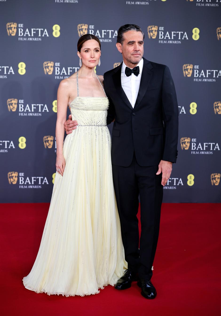 LONDON (United Kingdom), 22/02/2026.- Australian actor Rose Byrne (L) and US actor Bobby Cannavale pose on the red carpet at the EE BAFTA Film Awards 2026 at the Royal Festival Hall in London, Britain, 22 February 2026. The ceremony is hosted by the British Academy of Film and Television Arts (BAFTA). (Cine, Cine, Reino Unido, Londres) EFE/EPA/TOLGA AKMEN