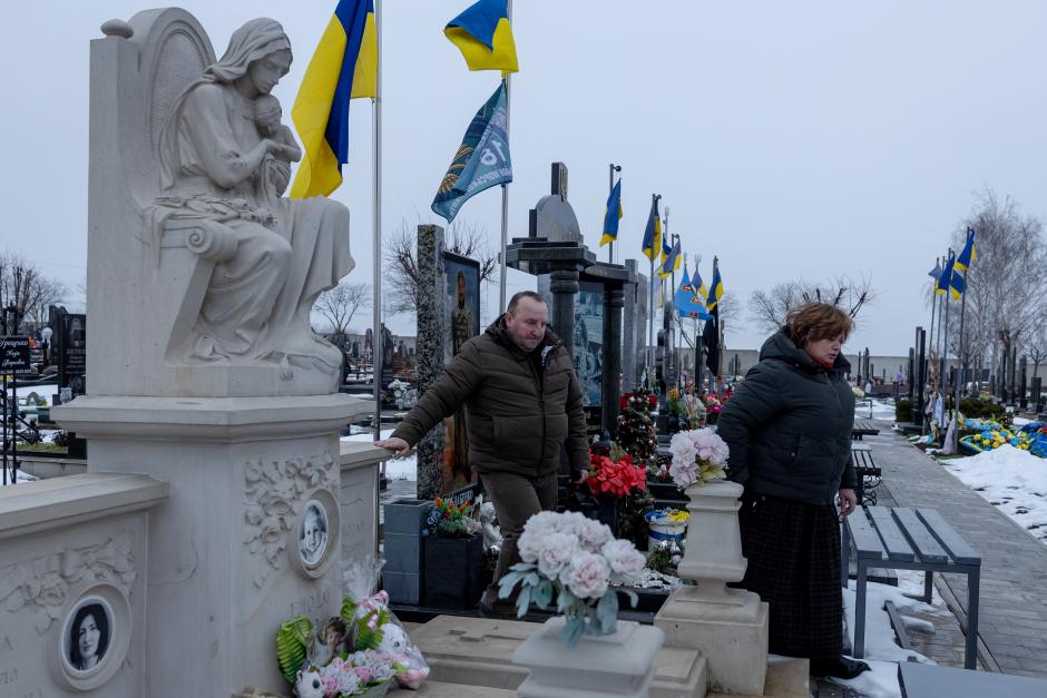 Los padres del soldado ucraniano caído Yuriy Glodan, Yuriy (izq.) y Nina, visitan las tumbas de sus familiares, fallecidos en un ataque con misiles, en el cementerio de Odesa