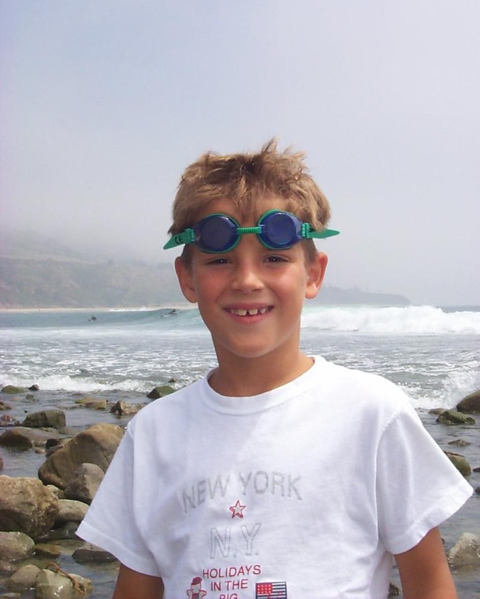 Un joven Marcos Pou en la playa, en una foto de archivo