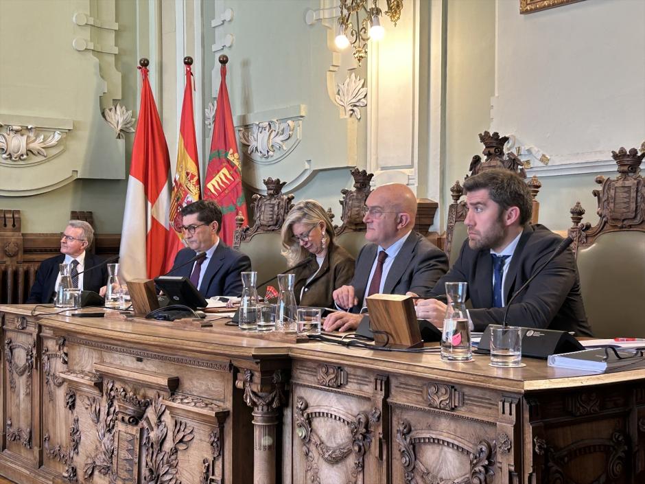 Mesa presidencial del Pleno del Ayuntamiento de Valladolid, con la portavoz de Vox, Irene Carvajal, a la izquierda del alcalde, Jesús Julio Carnero