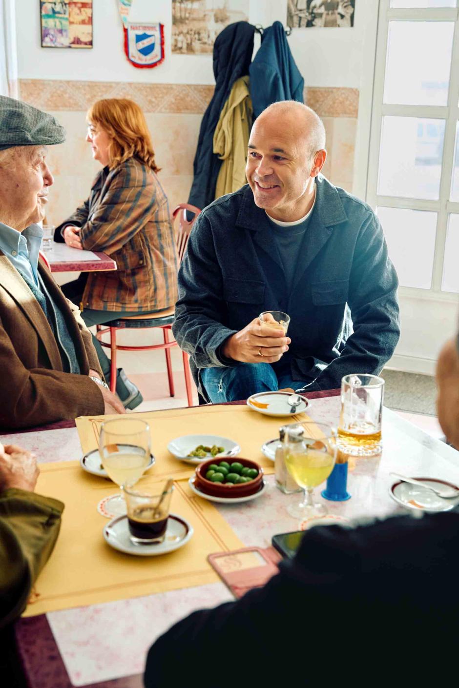 Andrés Iniesta en el bar de su pueblo
