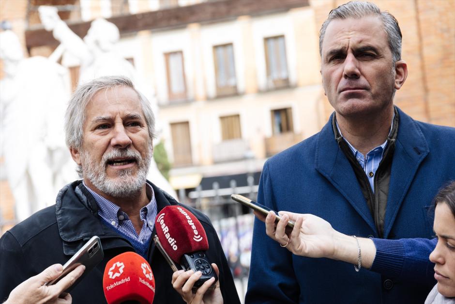 El portavoz de Vox en el Ayuntamiento de Madrid, Javier Ortega Smith, y el concejal de Vox, Ignacio Ansaldo