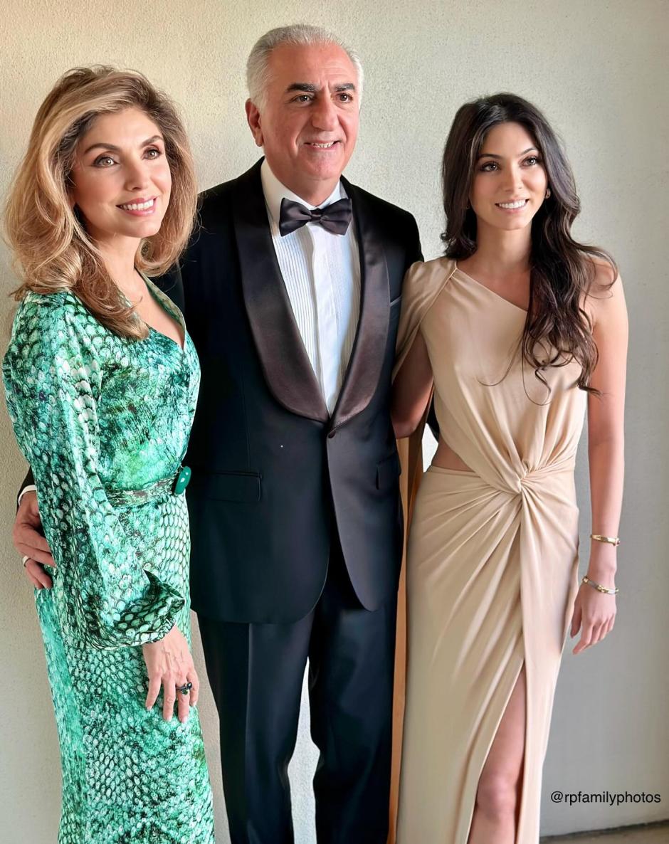 La Princesa Noor con sus padres