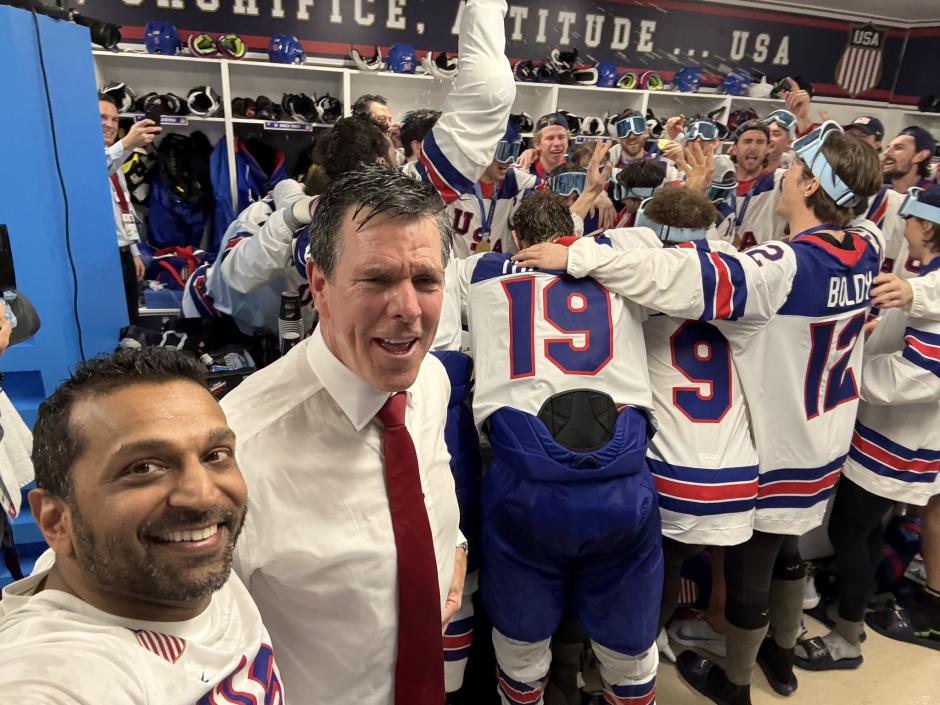 El director del FBI, Kash Patel, en el vestuario del equipo de hockey de EE.UU. tras ganar el oro olímpico