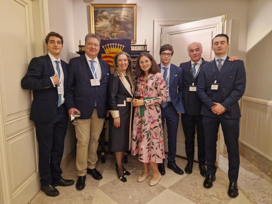 Gonzalo Fernández de Córdoba y García (Torre Alta), su padre, Pedro Fernández de Córdoba y Cascales, marqués de Torre Alta, miembro del Comité Histórico de la Asamblea Fernández de Córdoba/va, Susana Cascajo de la Barrera-Caro y Fernández de Córdoba (Constantina), la hija de los anfitriones, Casildita Prieto y Fernández de Córdoba (Cardona), Rodrigo Fernández de Córdoba y García (Torre Alta), el marido de Susana, D. Juan de Larrauri de la Rosa y su hijo Carlos de Larrauri y Cascajo de la Barrera-Caro (Constantina).