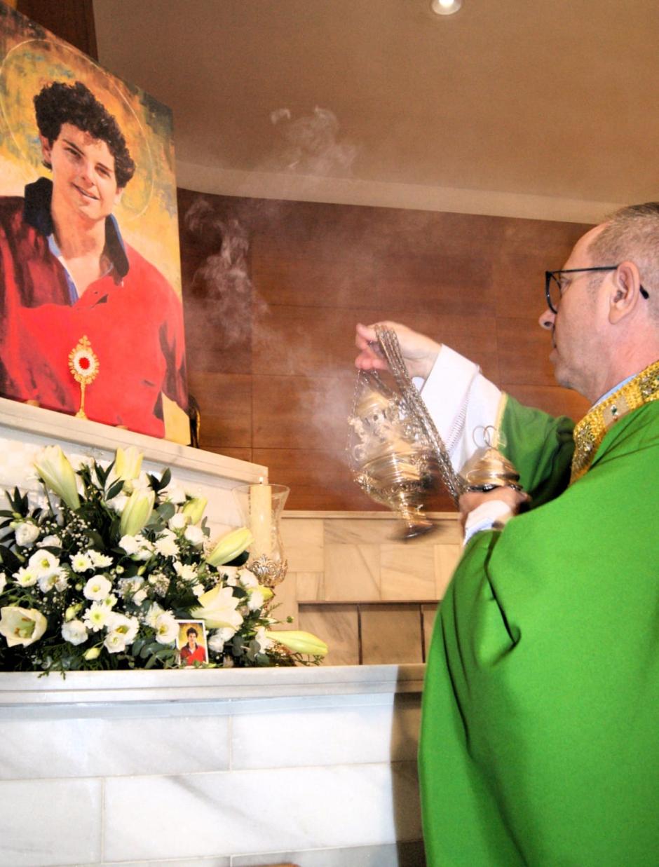 El párroco, Pablo Casas, inciensa la reliquia de segundo grado