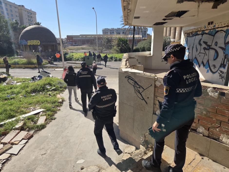 Imagen de la Policía Local desalojando a los okupas