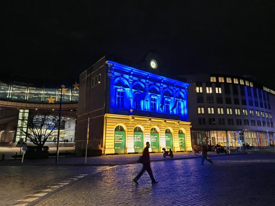 El edificio Estación Europa se iluminó este lunes con la bandera ucraniana