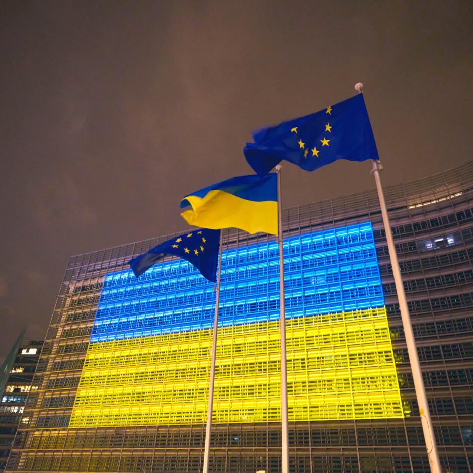 La fachada de la Comisión Europea teñida de azul y amarillo