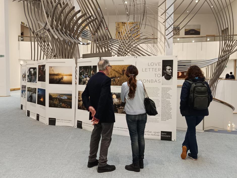 Una de las muchas exposiciones que acoge el Parlamento Europeo con motivo de la guerra de Ucrania